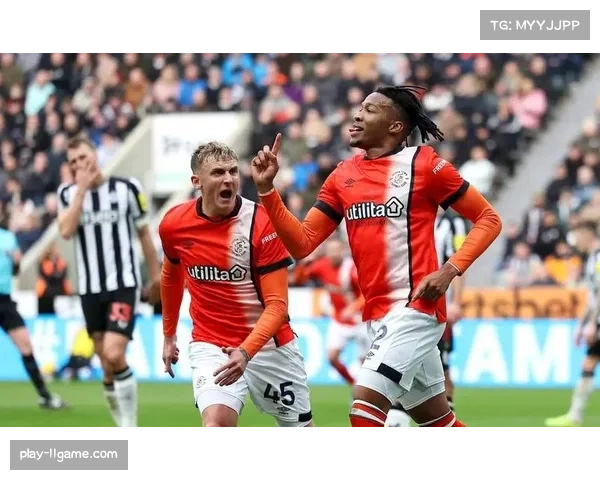 现场：卢顿主场对阵水晶宫，凯尼尔沃斯路球场在暴雨中比赛