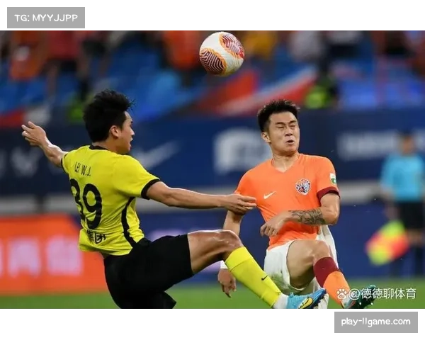 青岛西海岸0-4不敌上海申花，年轻防线在高压下失误频出